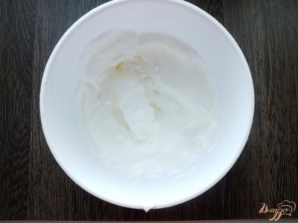 Белки взбить с щепоткой соли отдельно до крепкой пены и аккуратно подмешать в тесто