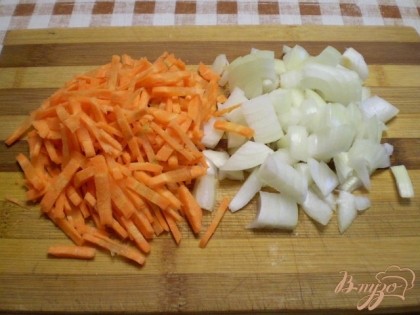 Лук и морковь на резать. И грибы, замороженные размораживать не нужно.