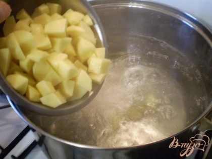 В кипящей воде соленой варим картофель 15 минут.