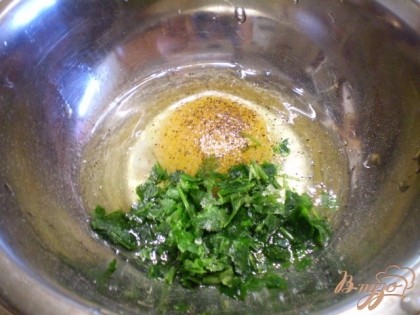 Для клецок смешиваем яйцо сырое с зеленью, солью, перцем молотым.