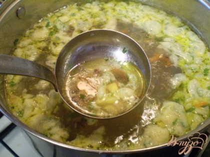 Готово! Добавляем овощную заправку, свежую зелень, провариваем 5 минут и выключаем. суп готов! Подаем со сметаной.