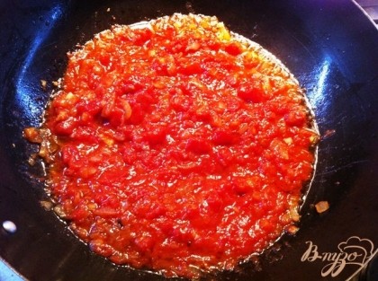 Добавялем к обжаренному луку чеснок и через пару минут заливаем кусочками помидор.