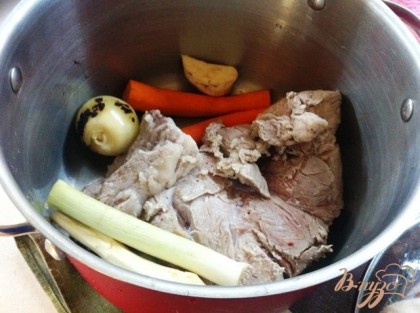 Сливаем бульон, добавляем коренья и халиваем кипятком мясо.