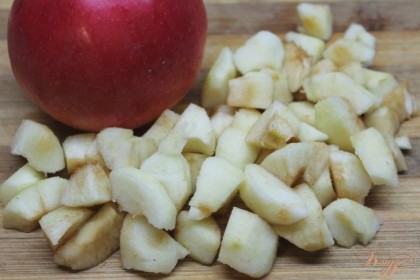 Яблоки моем, чистим и нарезаем. Очищенных яблок получается около 2 кг.
