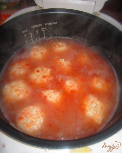 В высокую сковороду или чашу мультиварки налейте воду добавьте томатную пасту,соль и муку перемешайте до однородности. Положите тефтели и пусть тушатся минут 10 до готовности.