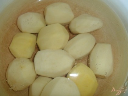 Картофель среднего размера, почистить, помыть и варить в подсоленной воде 5-8 минут. Затем воду слить, остудить, положить картофель в пакет и отправить в морозилку, не меньше чем на час.