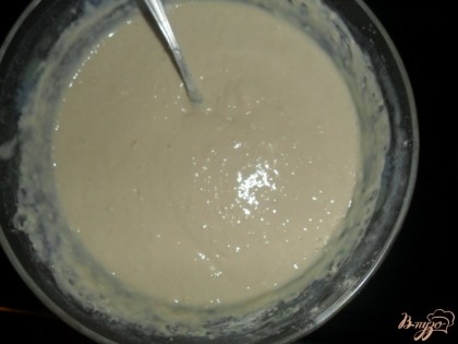 Приготовить тесто для оладьев: кефир смешать с  содой, затем добавить сахар, соль и муку и все хорошенько перемешать.