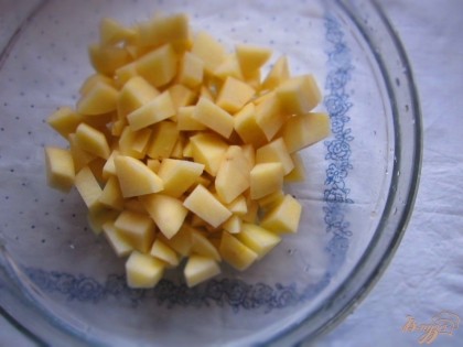 Картофель нарежьте кубиком и залейте водой.