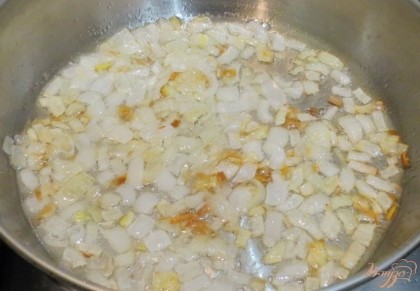 Пока фрикадельки запекаются приготовим соус. Лук мелко нарезаем и пассеруем на растительном масле.