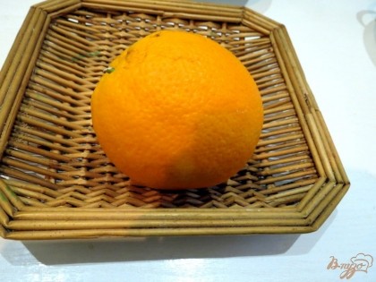 Нам понадобится 1 апельсин. Моем его очень тщательно, а затем ошпариваем кипятком.