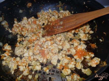 Филе пропустить через мясорубку. Морковь натереть на терке. Лук измельчить. На разогретой сковороде с растительным маслом, обжарить фарш, лук и морковь. посолить, поперчить.