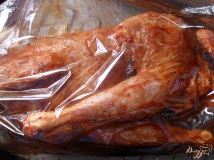 Курицу поместить в рукав, завязать рукав с одной стороны, влить приготовленную смесь. завязать рукав с второй стороны. хорошо покрутить курицу, чтобы соус был со всех сторон.