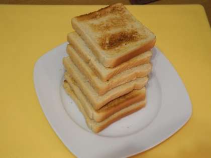 Хлеб обжарить в тостере