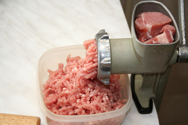 Нарезать кусочками мясо, обрезать все прожилки и пленку и прокрутить на мясорубке.