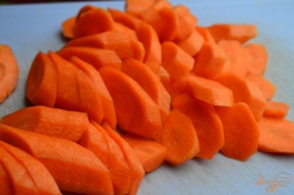 Морковь почистить и порезать . Отварить в подсоленой воде в течении 5 минут. Затем переложить в ледяную воду на пару минут , воду слить. Кружочки моркови должны остаться хрустящими внутри.