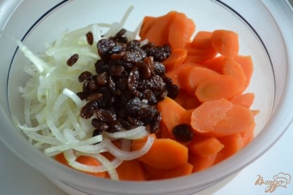 В салатник выложить морковь, луковицу (нарезать и ошпарить кипятком) и промытытй изюм.Полить маслом, посолить и поперчить по вкусу.