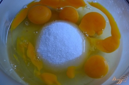 Яйца , сахар и щепотку соли взбить венчиком.