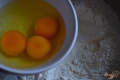 Яйца, мука и щепотка соли.