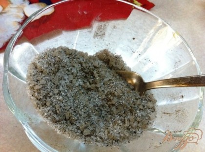 Смешиваем морскую соль, сахар и перец.