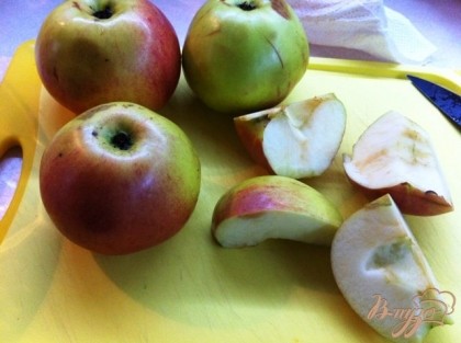 Удаляем сердцевину из яблок и разрезаем на четыре части