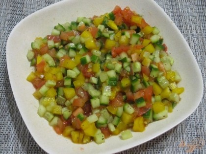 Приготовить салат: нарезанные овощи заправить уксусом, соевым соусом, посолить и посыпать базиликом. Все перемешать.
