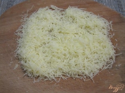 На мелкой терке натереть сыр.