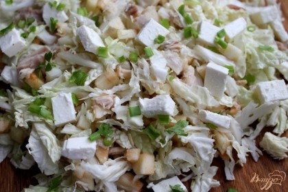 Выкладываем салат на тарелку и сверху добавляем кусочки брынзы и мелконарезанную зелень.