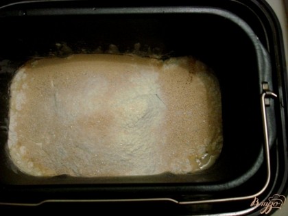 В ведёрко хлебопечки выливаем воду, затем высыпаем муку, соль, сахар, а также сухие дрожжи. После звукового сигнала добавим масло. Через два часа тесто готово.