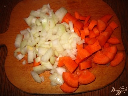 Лук и морковь нарезать на средние кусочки.