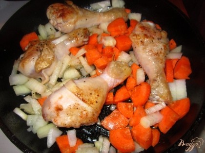 К курице добавить овощи жарить 3 минуты, посолить.