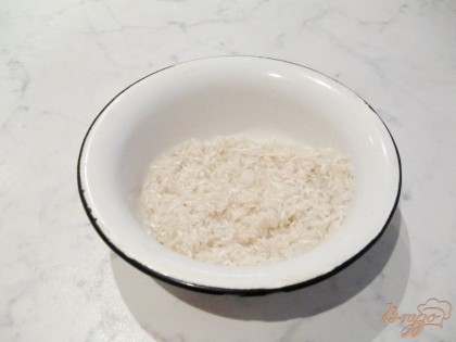 Хорошо промываем рис. Кладем в кипящий суп.