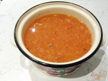 Суп солим и перчим по вкусу, кладем лавровый лист и хмели-сунели.