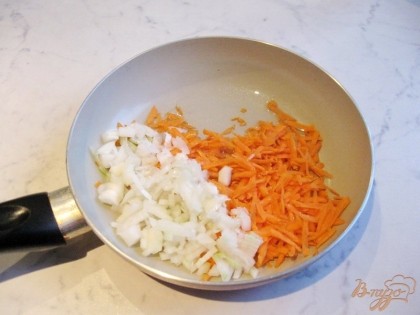 Морковь с луком тушим на сковороде с подсолнечным маслом до готовности овощей. Можно добавить немного воды.