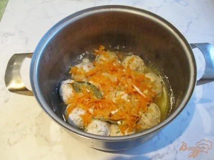 Перекладываем лук с морковью в кастрюлю с тефтелями.