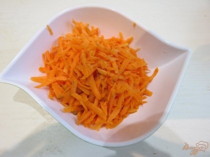 Морковь натираем на тёрке.
