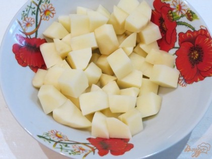 Картофель нарезаем кубиками.