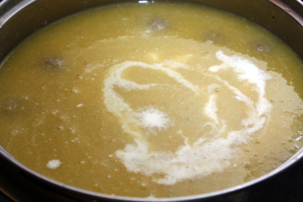Перелить бульон с тефтельками в кастрюлю с овощным пюре, довести до кипения и добавить сливки. Перемешать суп и подавать горячим.