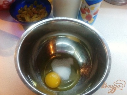 Взбиваем отдельно яйца со щепоткой соли.
