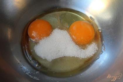 Яйца и сахар соединяем в миске и взбиваем.