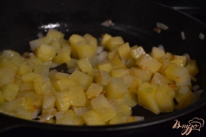 На оливковом масле обжарить в течении 10 минут картофель и луковицу (на тихом огне).Выложить в бульон.