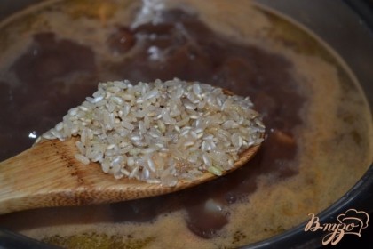 Всыпать рис. Суп варить в течении 15 минут. Посолить и приправить по вкусу.