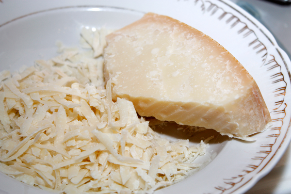 В конце приготовления посыпать запеканку тертым пармезаном и поставит в духовку еще на 10 минут, чтобы сыр подрумянился.