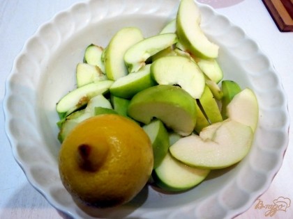 Начнем с приготовления яблок. Яблоки нарезаем дольками и сбрызгиваем лимонным соком. Посыпаем ложечкой сахара и тщательно перемешиваем.