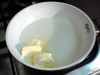 На сковороде растопить сливочное масло, добавить растительное.
