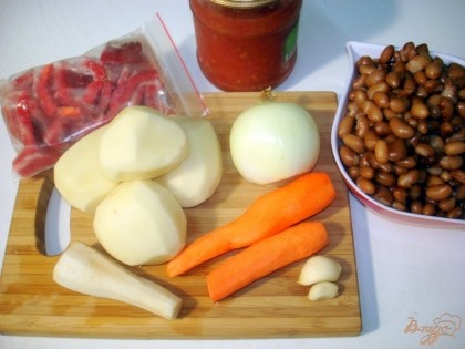 Подготовьте картофель, лук, морковь, перцы, соус, чеснок и отваренную фасоль.