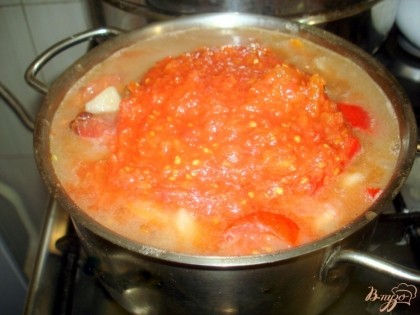 В кастрюлю с отваренным картофелем введите фасоль, пассерованные овощи, мелко порезанные помидоры, томатный соус, рубленый чеснок, мелко рубленый чили, соль и перец.Томим все вместе в течении 10 минут.