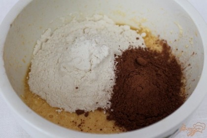 Добавляем муку с разрыхлителем и какао. Замешиваем тесто и ставим его в холод на 20 минут.