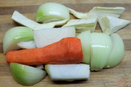 Подготовим овощи для фарша. Морковь, пастернак и репчатый лук чистим и режем крупно.