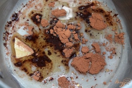  Когда сахар растворится кладем какао масло и 3 столовые ложки какао порошка. Перемешиваем и готовим на маленьком огне, непрерывно помешивая.