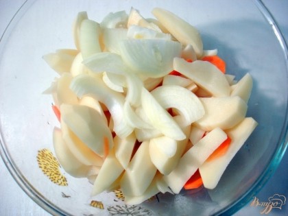 Картофель, лук, морковь порезать произвольно.